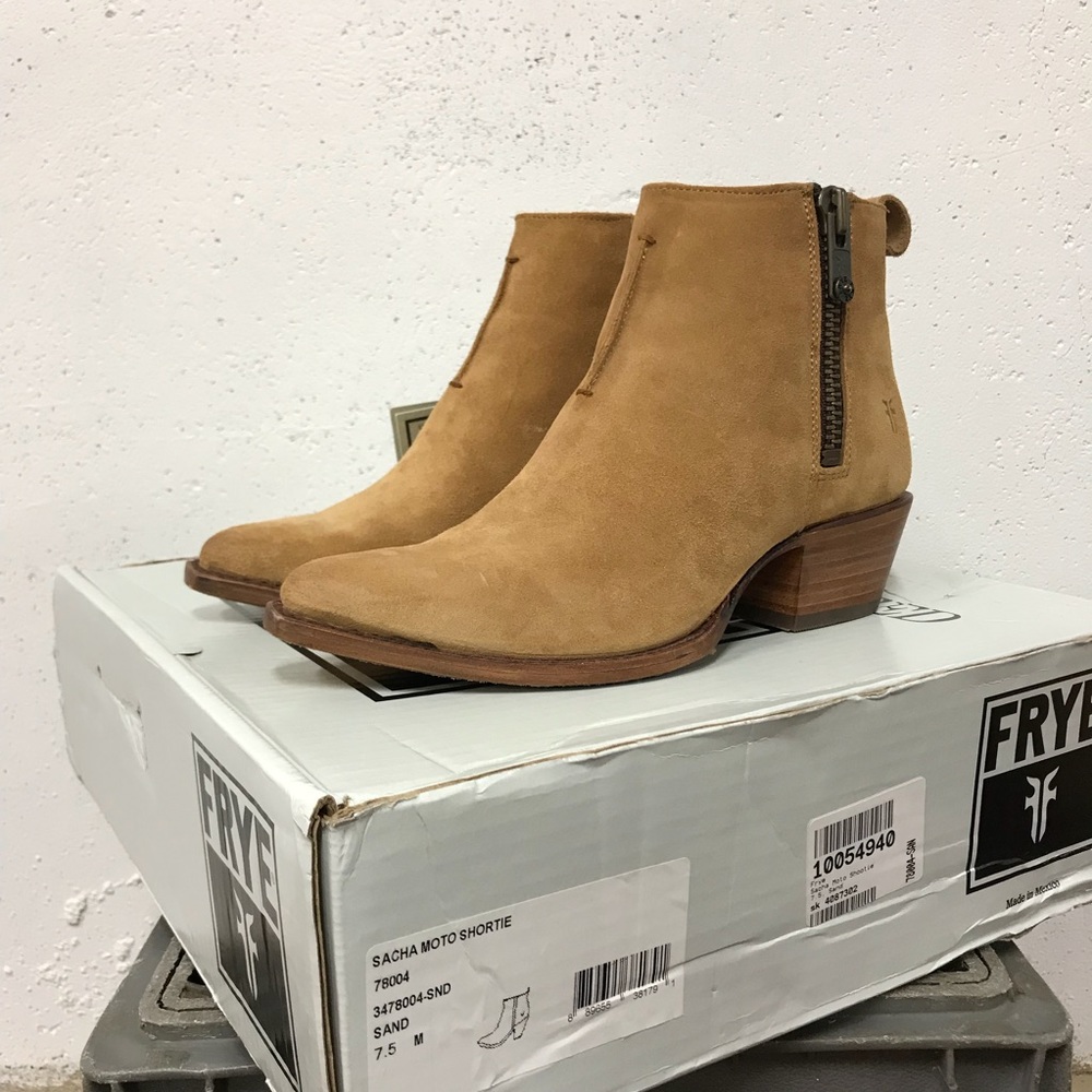 Frye Sacha Moto shortie in sand NWT - Picture 1 of 4